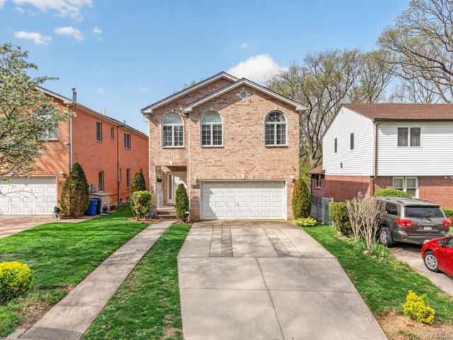  4 BR,  8.00 BTH &nbsp;Other style home in Little Neck