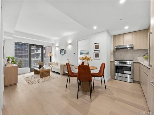  2 BR,  2.00 BTH &nbsp;Mid rise style home in Flushing