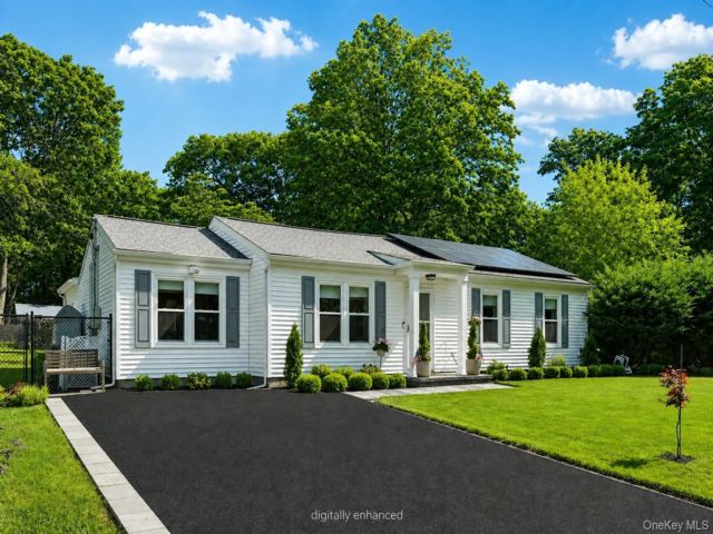  4 BR,  1.00 BTH &nbsp;Ranch style home in Ridge
