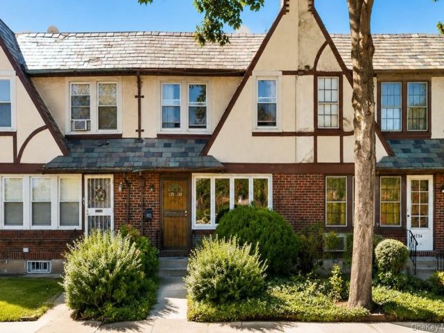  3 BR,  2.00 BTH &nbsp;House style home in Forest Hills