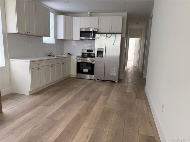  3 BR,  2.00 BTH &nbsp;Full floor apar style home in Wakefield