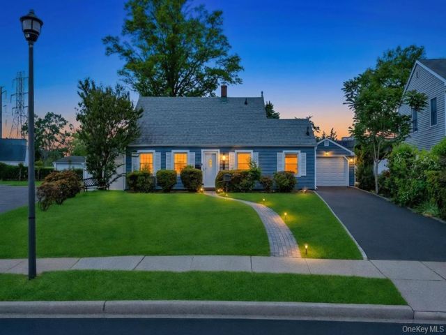  3 BR,  1.00 BTH &nbsp;Cape cod style home in Levittown