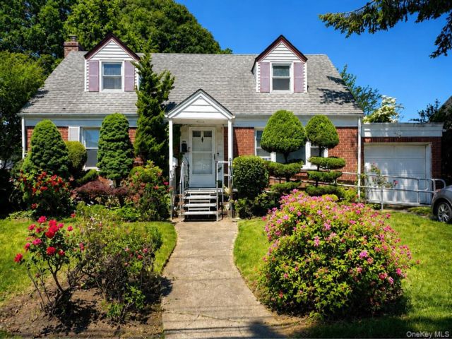  4 BR,  2.00 BTH &nbsp;Cape cod style home in West Hempstead