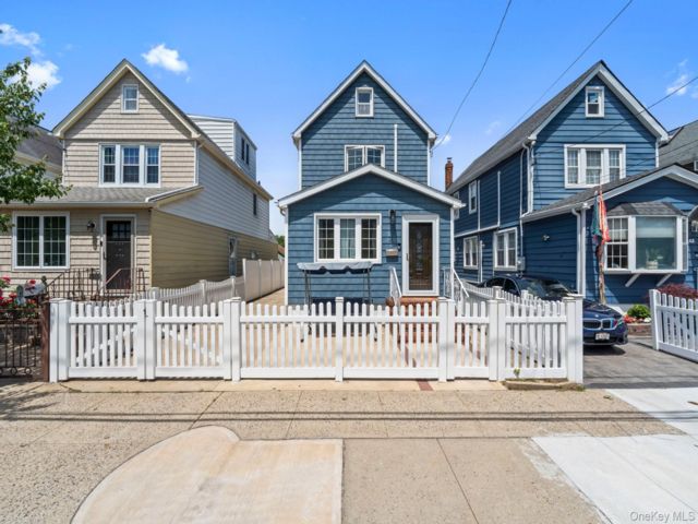  4 BR,  3.00 BTH &nbsp;Colonial style home in Valley Stream