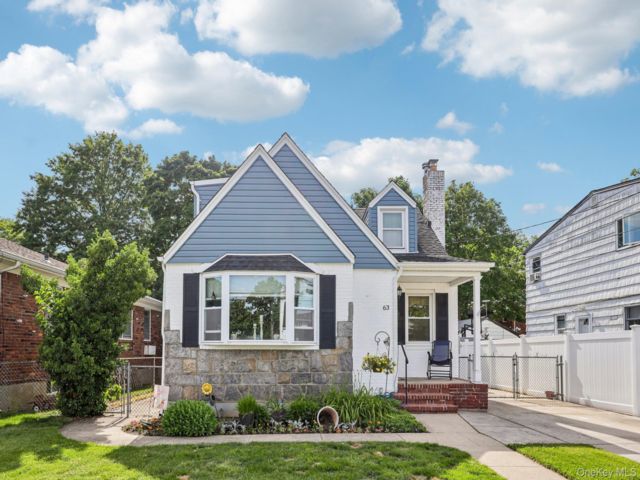  4 BR,  3.00 BTH &nbsp;Cape cod style home in West Hempstead