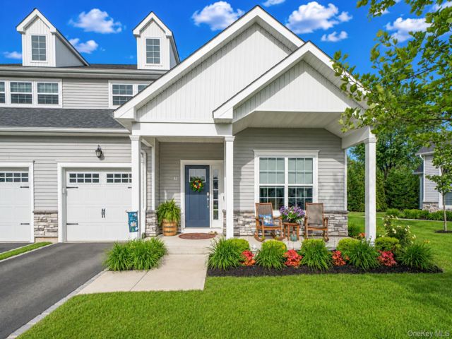  2 BR,  3.00 BTH &nbsp;Condo style home in Mount Sinai