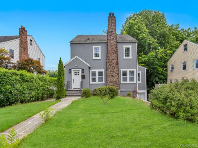  3 BR,  4.00 BTH &nbsp;A-frame style home in Scarsdale