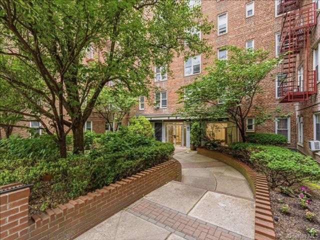 Studio,  1.00 BTH &nbsp;Mid rise style home in Forest Hills