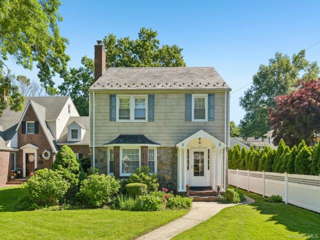  3 BR,  3.00 BTH &nbsp;Colonial style home in Floral Park