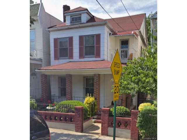  4 BR,  2.00 BTH &nbsp;House style home in Corona