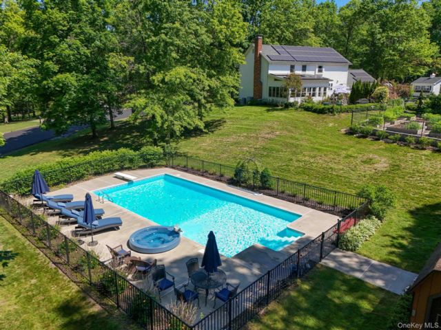  4 BR,  3.00 BTH &nbsp;Colonial style home in Rock Tavern