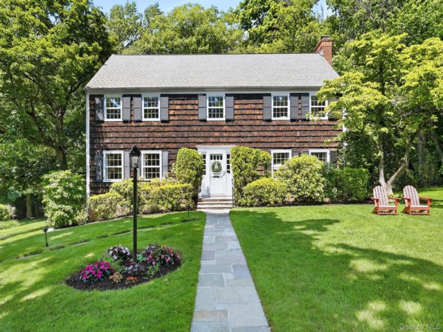 4 BR,  3.00 BTH &nbsp;Colonial style home in Hartsdale