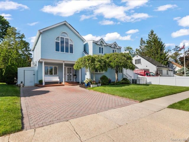  4 BR,  3.00 BTH &nbsp;Split level style home in Bethpage