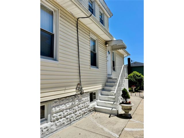  1 BR,  1.00 BTH &nbsp;Exp cape style home in Flushing