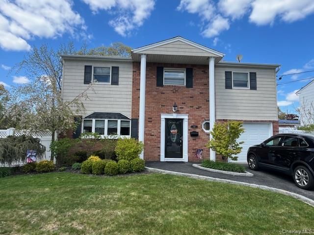  3 BR,  2.00 BTH &nbsp;Colonial style home in West Islip