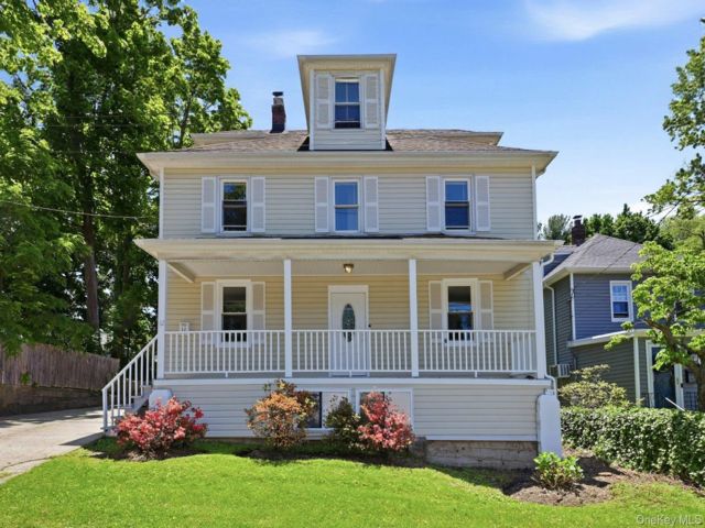  4 BR,  2.00 BTH &nbsp;A-frame style home in Locust Valley