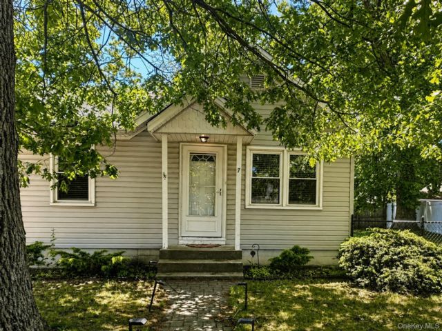  2 BR,  1.00 BTH &nbsp;Ranch style home in Patchogue