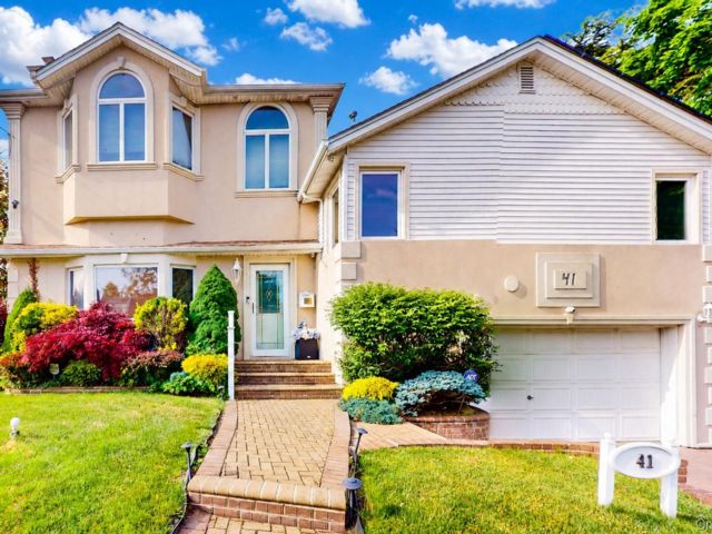  4 BR,  5.00 BTH &nbsp;Split level style home in Roosevelt