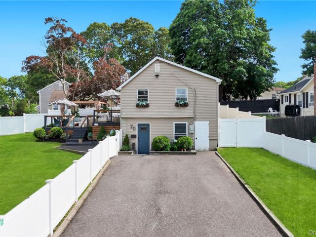  3 BR,  2.00 BTH &nbsp;Raised ranch style home in Selden