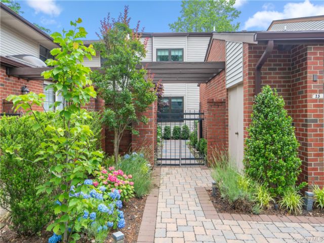  4 BR,  4.00 BTH &nbsp;Condo style home in Manhasset