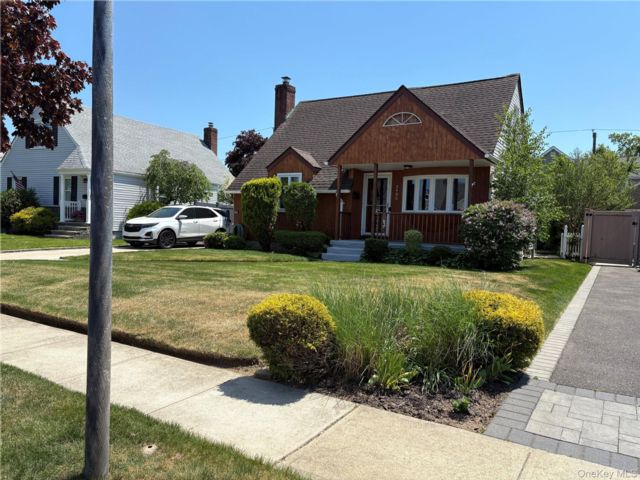  3 BR,  2.00 BTH &nbsp;Cape cod style home in Bellmore