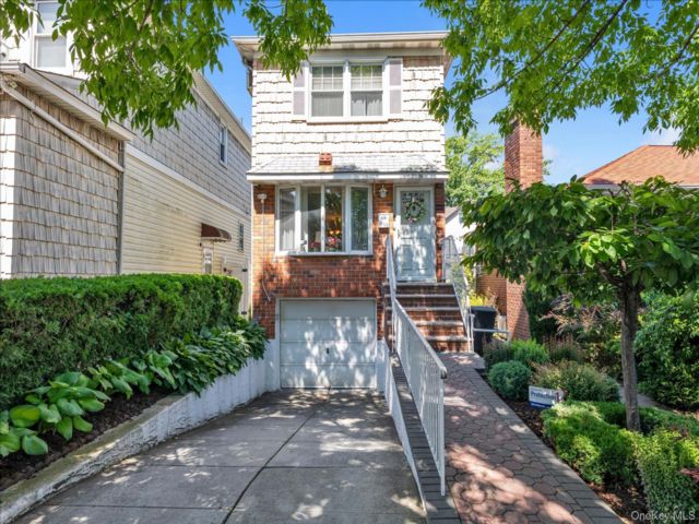  3 BR,  2.00 BTH &nbsp;Other style home in Flushing
