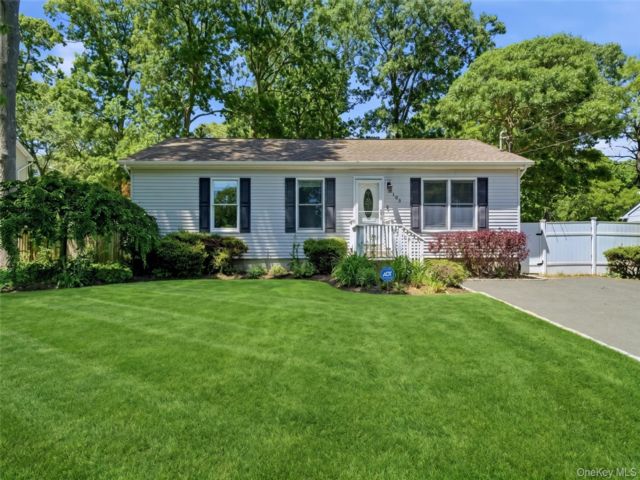  3 BR,  2.00 BTH &nbsp;Ranch style home in Mastic