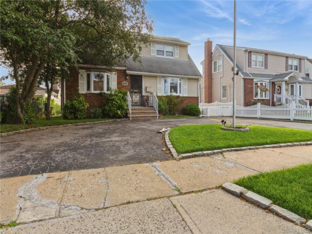  3 BR,  2.00 BTH &nbsp;Cape cod style home in Valley Stream