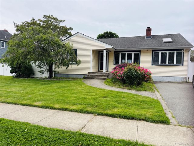  4 BR,  2.00 BTH &nbsp;Ranch style home in Syosset