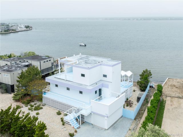  3 BR,  3.00 BTH &nbsp;Contemporary style home in Westhampton Beach