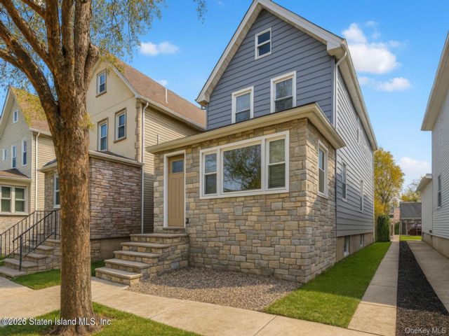  3 BR,  2.00 BTH &nbsp;Colonial style home in Elm Park