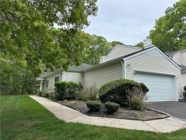  2 BR,  2.00 BTH &nbsp;Condo style home in Manorville