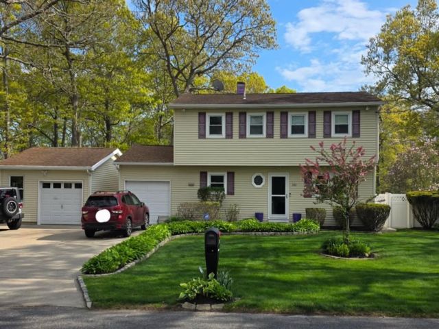  4 BR,  3.00 BTH &nbsp;Colonial style home in Mastic Beach