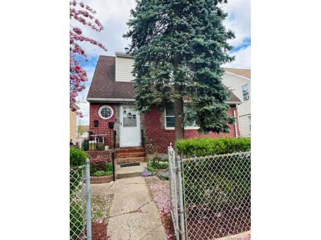  3 BR,  2.00 BTH &nbsp;House style home in Flushing