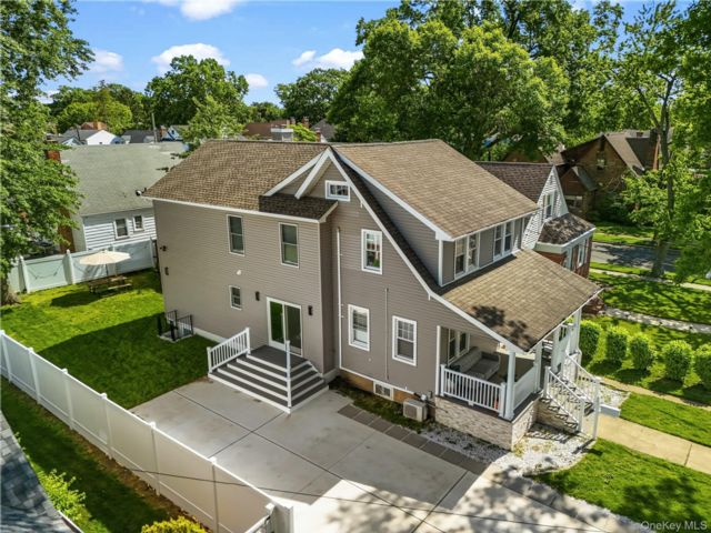  6 BR,  4.00 BTH &nbsp;Colonial style home in New Hyde Park
