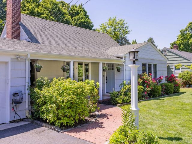  3 BR,  2.00 BTH &nbsp;Exp cape style home in Setauket