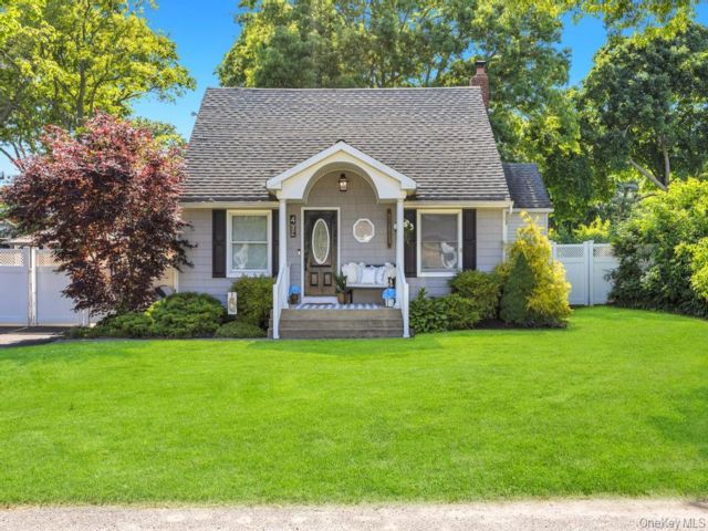  4 BR,  3.00 BTH &nbsp;Cape cod style home in Holtsville