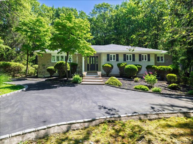  5 BR,  3.00 BTH &nbsp;Exp ranch style home in Port Jefferson