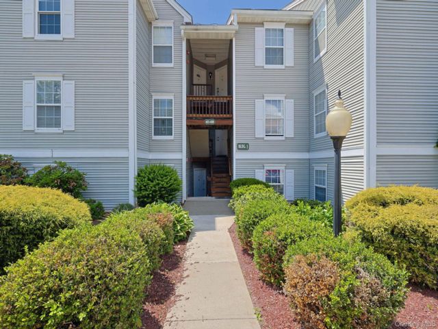  2 BR,  2.00 BTH &nbsp;Mid rise style home in New Windsor