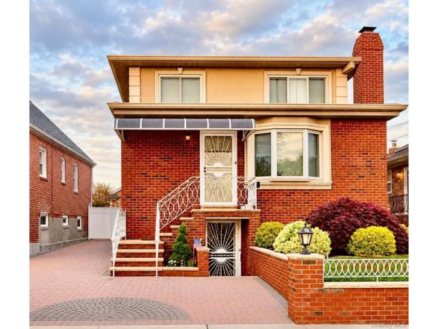  5 BR,  3.00 BTH &nbsp;House style home in Howard Beach