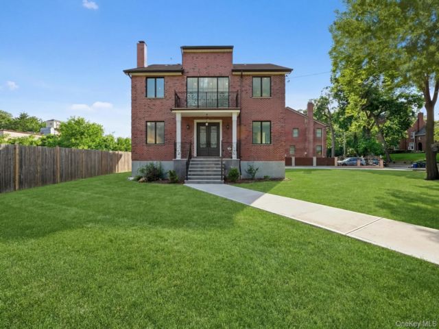  5 BR,  5.00 BTH &nbsp;Colonial style home in Holliswood