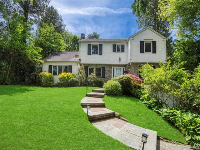  3 BR,  3.00 BTH &nbsp;Colonial style home in Great Neck