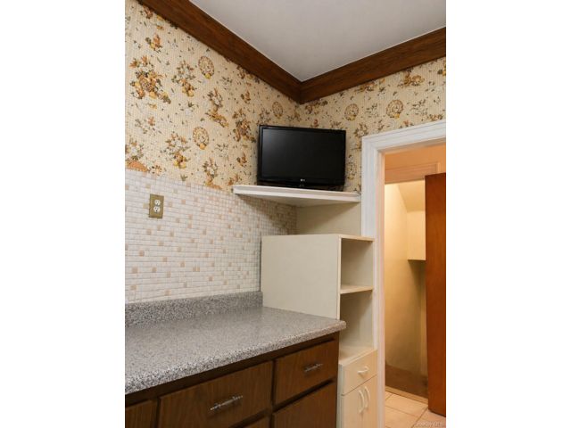  5 BR,  4.00 BTH &nbsp;Colonial style home in Bethpage