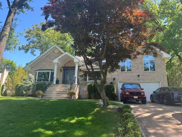  5 BR,  5.00 BTH &nbsp;Split level style home in Great Neck