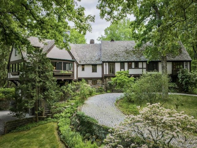 10 BR,  6.00 BTH &nbsp;Estate style home in Ossining