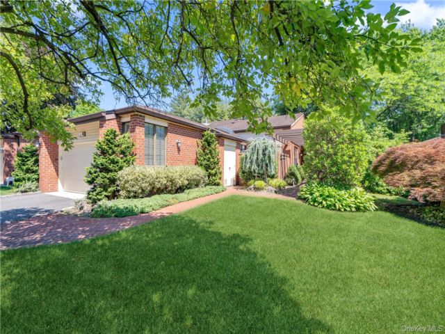  2 BR,  3.00 BTH &nbsp;Condo style home in Manhasset