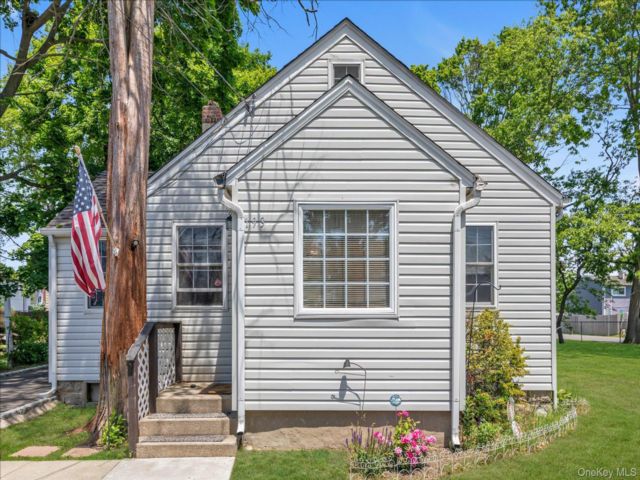  2 BR,  1.00 BTH &nbsp;Ranch style home in West Babylon