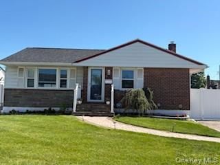  3 BR,  2.00 BTH &nbsp;Ranch style home in Hicksville
