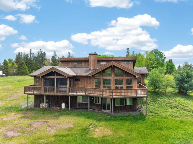  5 BR,  3.00 BTH &nbsp;Modern style home in Livingston Manor
