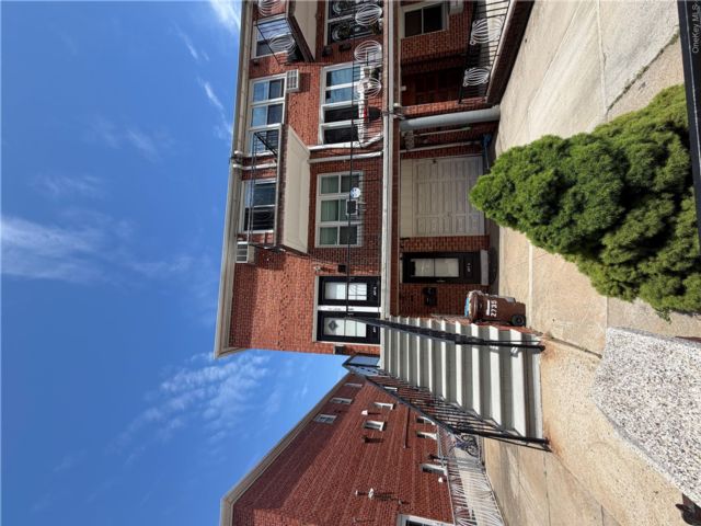  3 BR,  2.00 BTH &nbsp;Colonial style home in Bath Beach